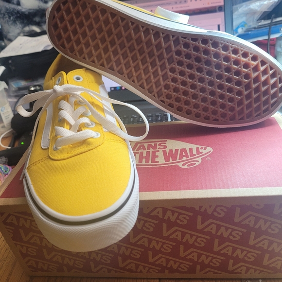 Ladies Sneakers - Picture 3 of 10